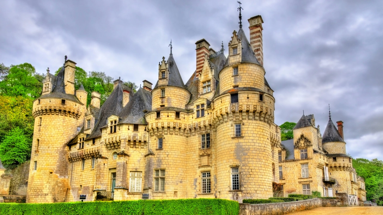 Ziua 3 - Abatia Fontevraud - Castelul Ussé - Tours