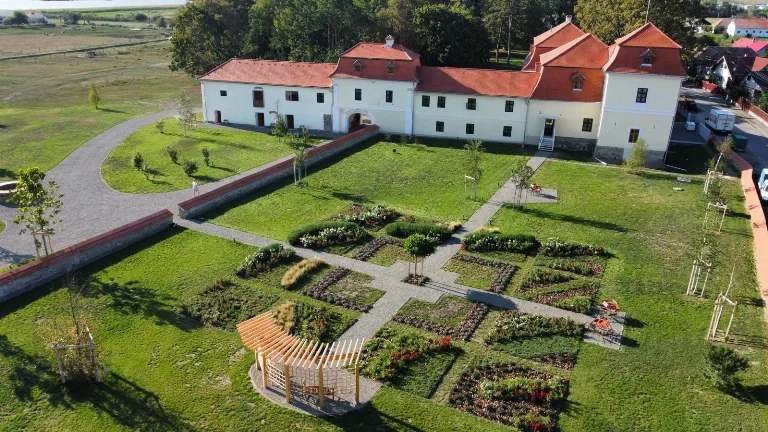 Ziua 1 - Sosire si descoperirea Castelului Ugron