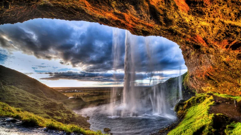 Ziua 3 — Cascadele Islandei: Seljalandsfoss si Skogafoss. Plaja neagra Reynisfjara