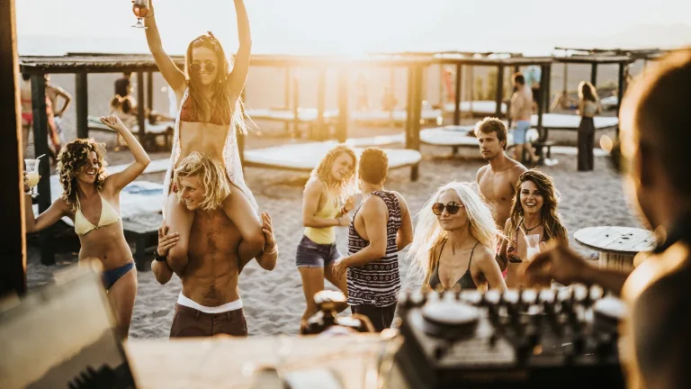 Festivaluri si petreceri pe plaja
