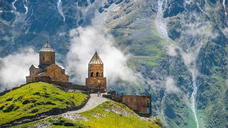 Ziua 4 - Biserica Gergeti Trinity - Muntii Caucaz