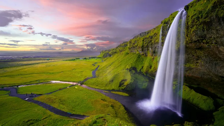 Ziua 3 — Cascadele Islandei: Seljalandsfoss si Skogafoss. Plaja neagra Reynisfjara